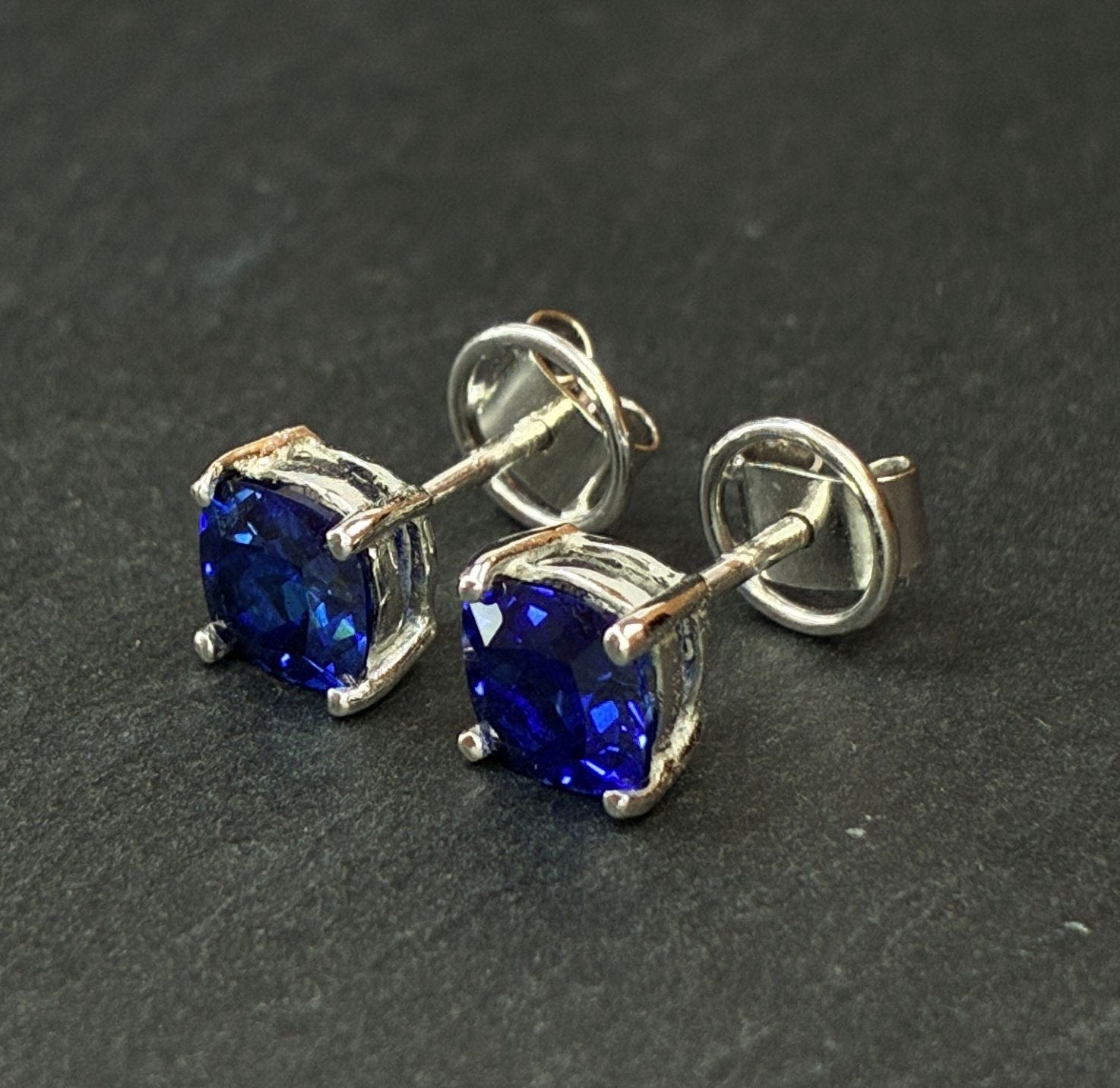Pendientes stud de oro blanco 18K y gemas en corte cojín de 6mm certificadas