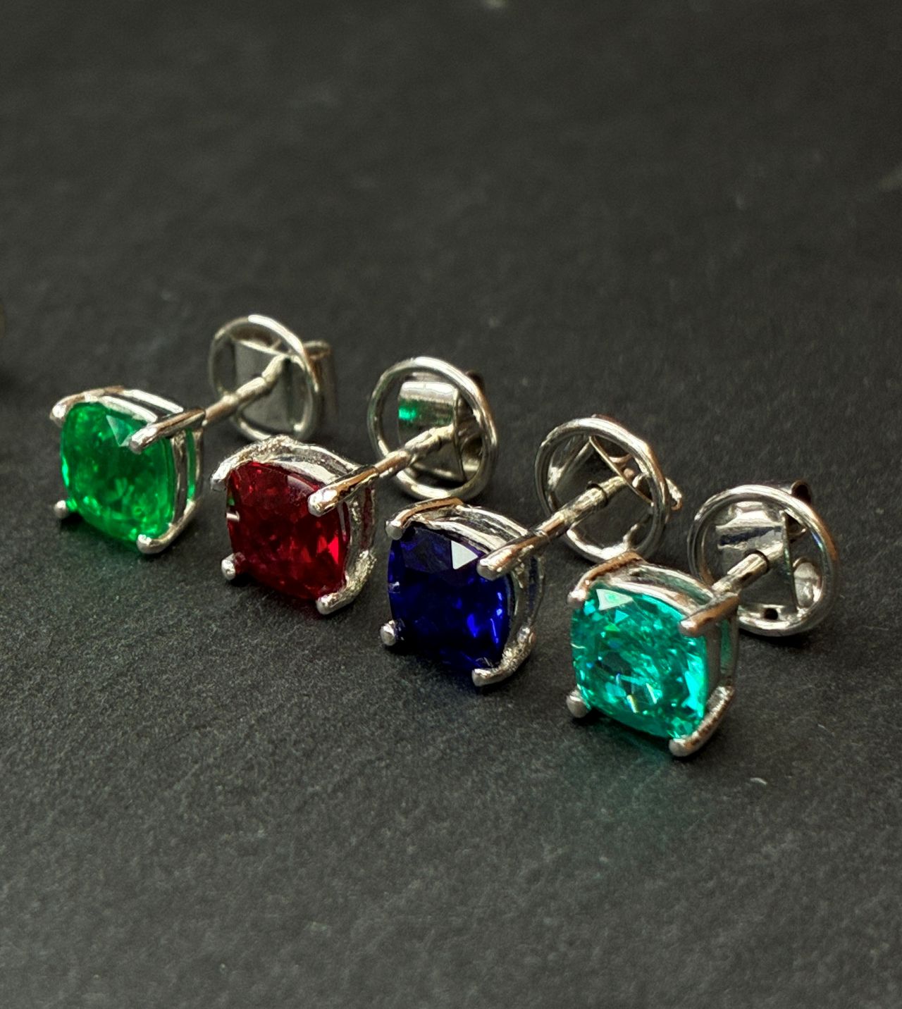 Pendientes stud de oro blanco 18K y gemas en corte cojín de 6mm certificadas