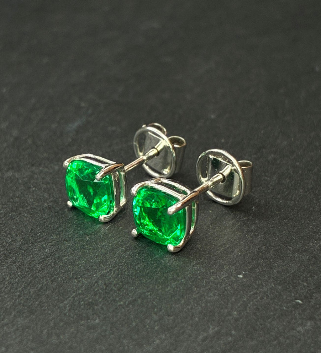 Pendientes stud de oro blanco 18K y gemas en corte cojín de 6mm certificadas