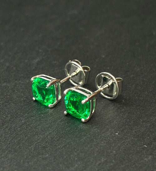 Pendientes stud de oro blanco 18K y gemas en corte cojín de 6mm certificadas