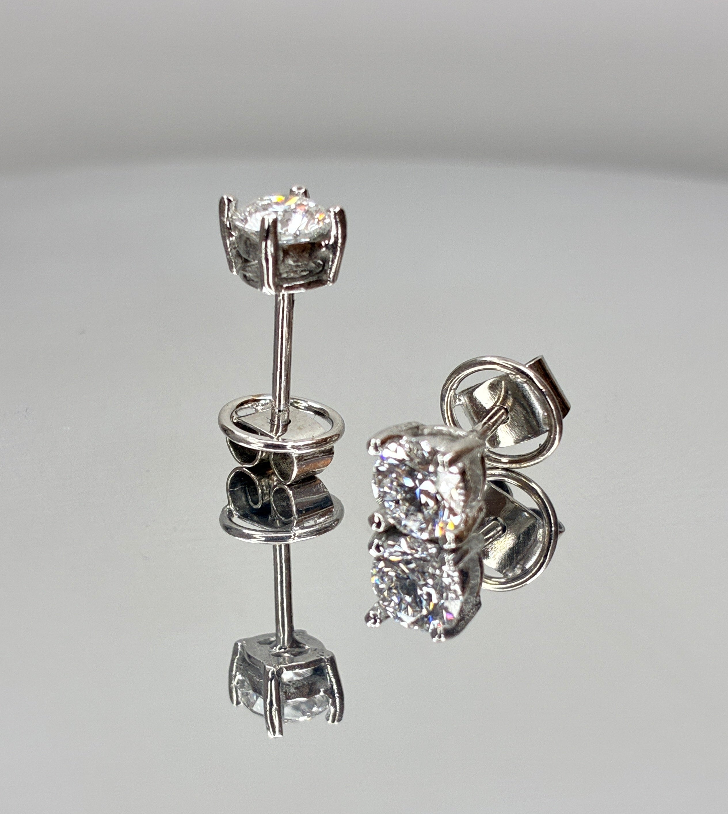 Pendientes stud de oro 18k y diamantes