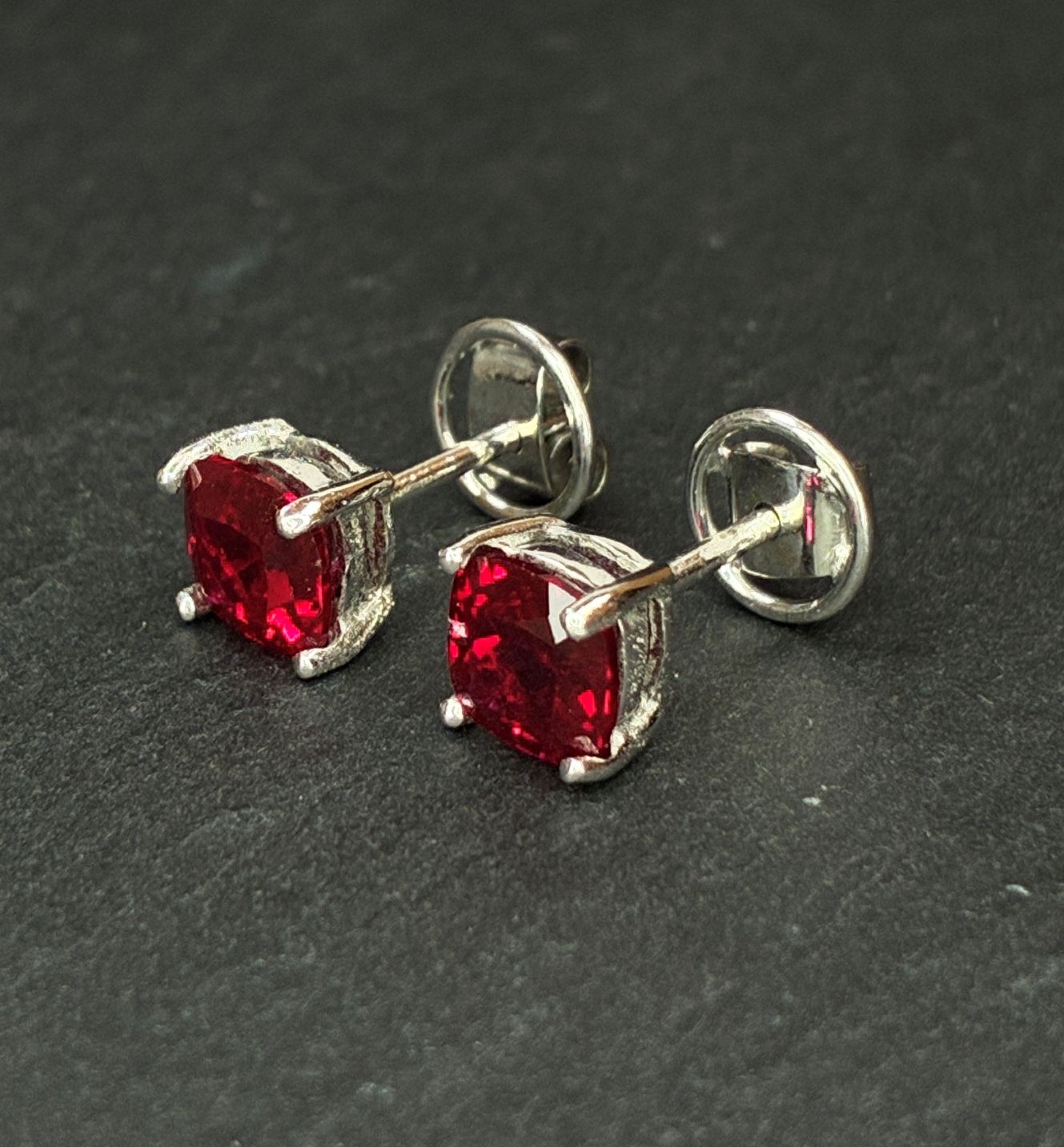Pendientes stud de oro blanco 18K y gemas en corte cojín de 6mm certificadas