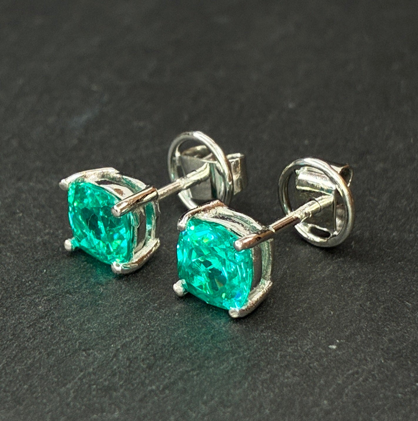 Pendientes stud de oro blanco 18K y gemas en corte cojín de 6mm certificadas